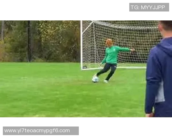 足球明星高空停球技巧揭秘如何在比赛中轻松应对高空传球挑战 足球明星高空停球技巧揭秘如何在比赛中轻松应对高空传球挑战