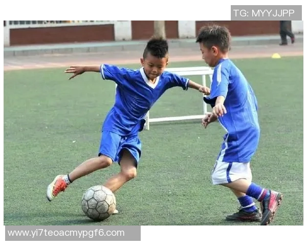 足球明星亲临校园与孩子们互动传递足球梦想与热情